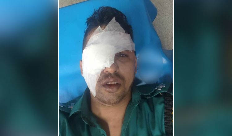 হিজড়াদের হামলায় চোখ হারাতে বসেছেন পুলিশ কর্মকর্তা